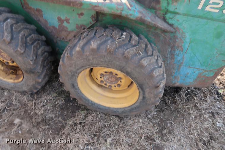 image for item DA8526 John Deere 125 skid steer