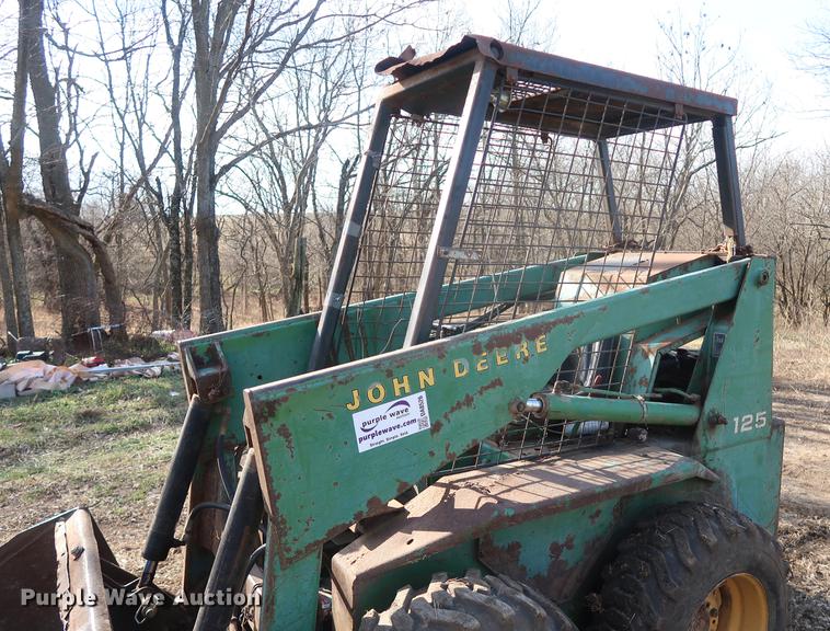 image for item DA8526 John Deere 125 skid steer