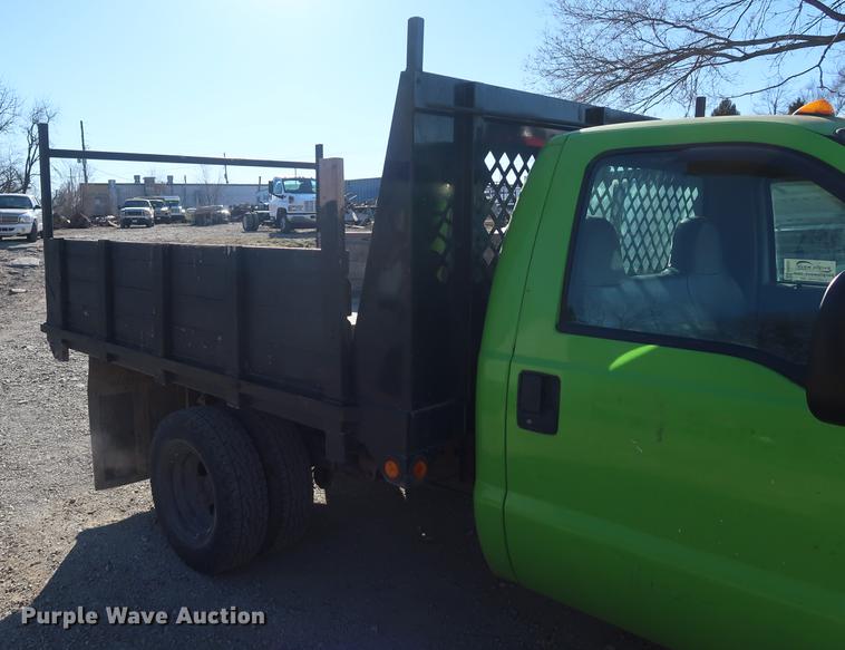 image for item DA8591 2001 Ford F350 Super Duty flatbed pickup truck