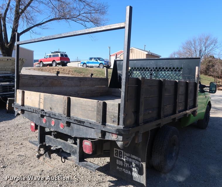 image for item DA8591 2001 Ford F350 Super Duty flatbed pickup truck