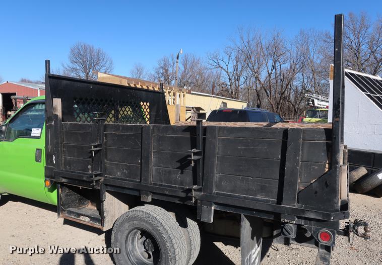 image for item DA8591 2001 Ford F350 Super Duty flatbed pickup truck