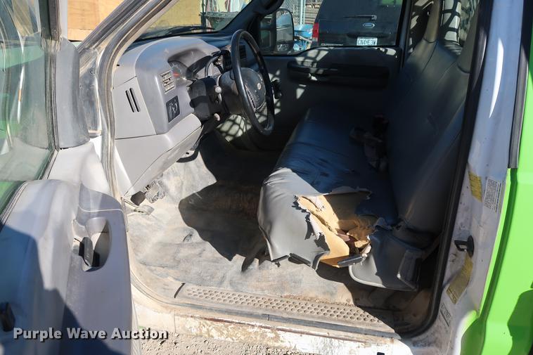 image for item DA8591 2001 Ford F350 Super Duty flatbed pickup truck