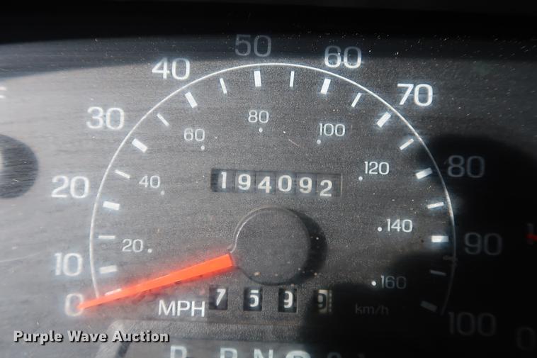 image for item DA8591 2001 Ford F350 Super Duty flatbed pickup truck