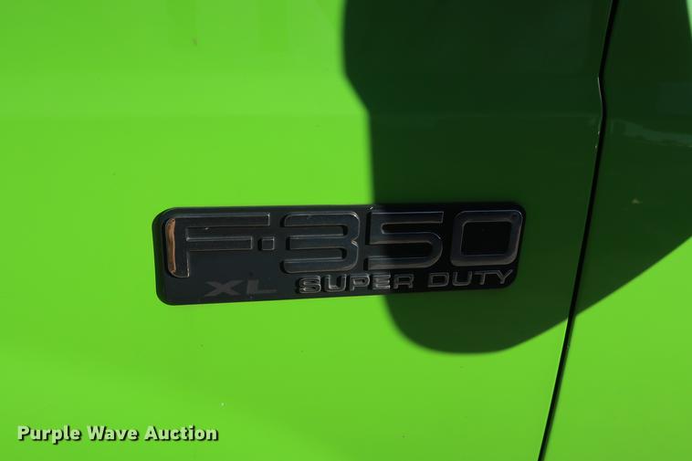 image for item DA8591 2001 Ford F350 Super Duty flatbed pickup truck