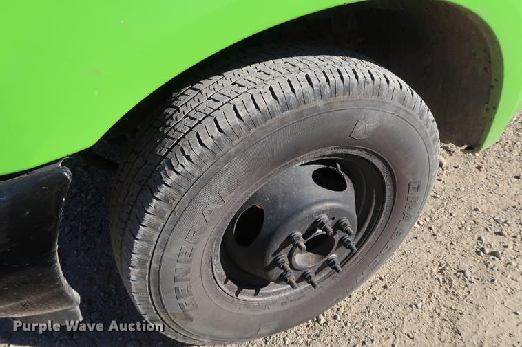 image for item DA8591 2001 Ford F350 Super Duty flatbed pickup truck