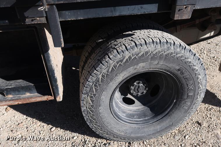 image for item DA8591 2001 Ford F350 Super Duty flatbed pickup truck