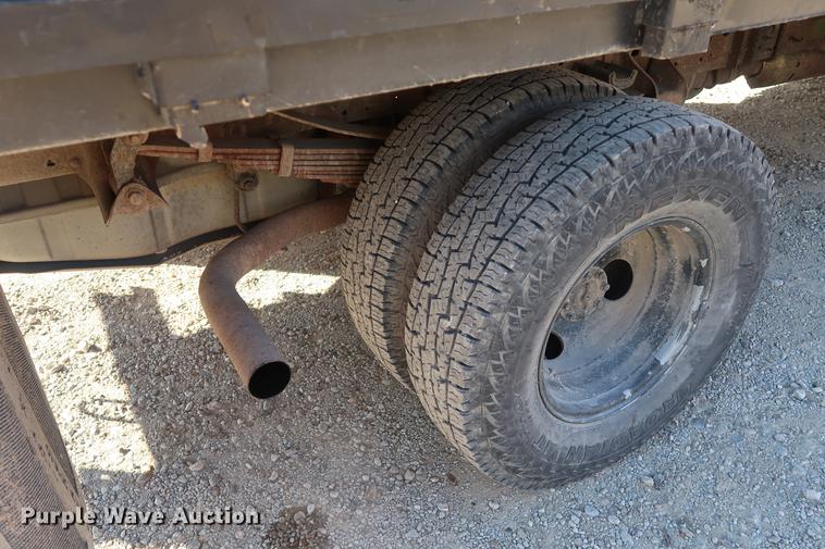 image for item DA8591 2001 Ford F350 Super Duty flatbed pickup truck