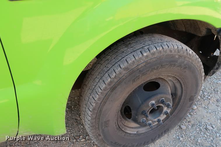 image for item DA8591 2001 Ford F350 Super Duty flatbed pickup truck