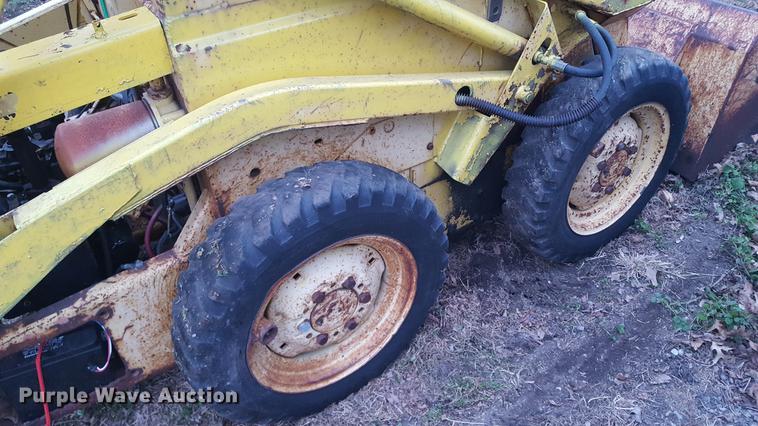 image for item DA8609 1978 New Holland L325 skid steer