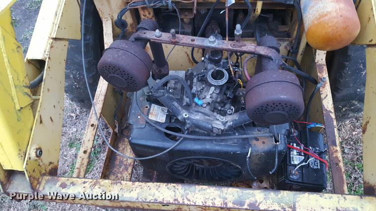 image for item DA8609 1978 New Holland L325 skid steer