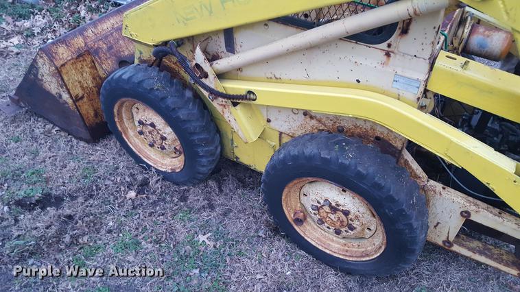 image for item DA8609 1978 New Holland L325 skid steer