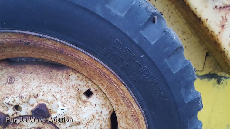 image for item DA8609 1978 New Holland L325 skid steer