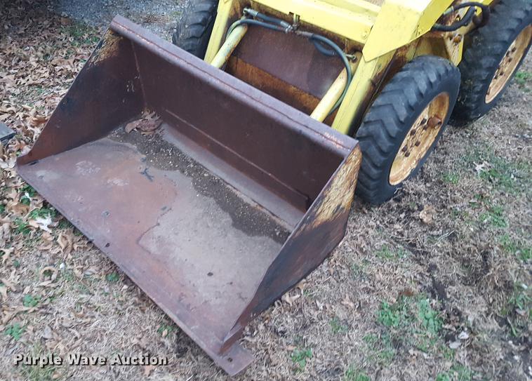 image for item DA8609 1978 New Holland L325 skid steer