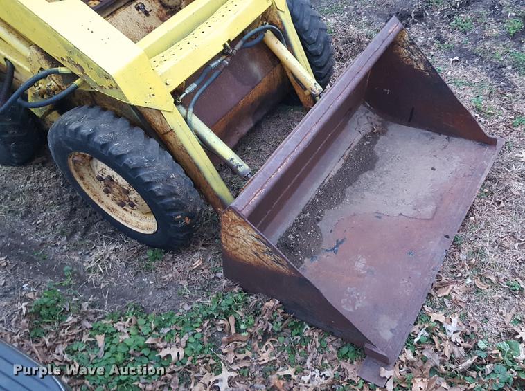 image for item DA8609 1978 New Holland L325 skid steer