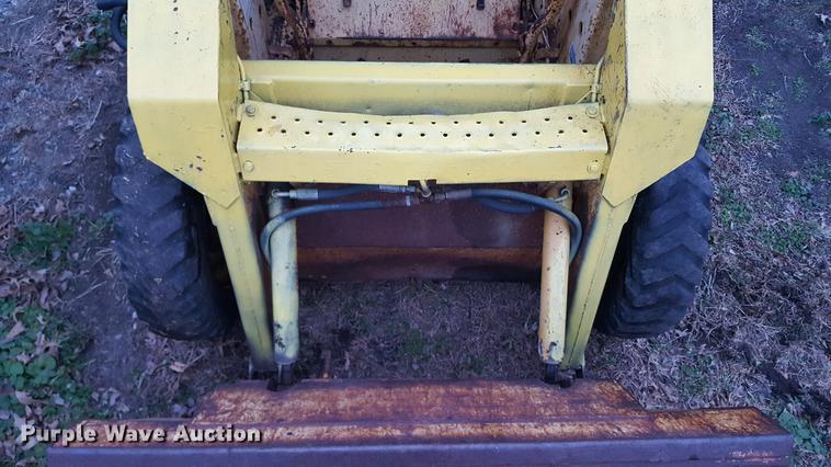 image for item DA8609 1978 New Holland L325 skid steer