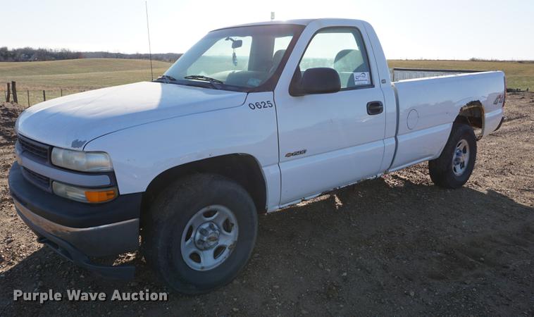 image for item DB0260 2001 Chevrolet Silverado 1500 pickup truck