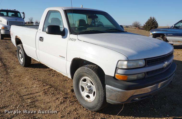 image for item DB0260 2001 Chevrolet Silverado 1500 pickup truck