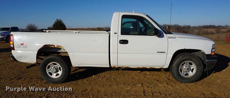 image for item DB0260 2001 Chevrolet Silverado 1500 pickup truck