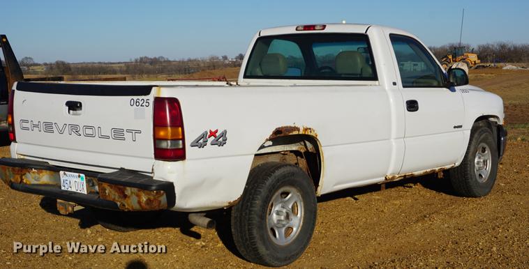 image for item DB0260 2001 Chevrolet Silverado 1500 pickup truck