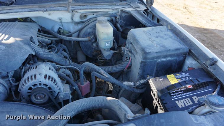 image for item DB0260 2001 Chevrolet Silverado 1500 pickup truck