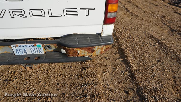 image for item DB0260 2001 Chevrolet Silverado 1500 pickup truck