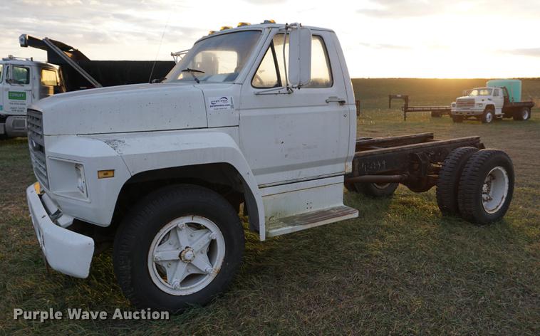 image for item DB0264 1981 Ford F600 truck cab and chassis