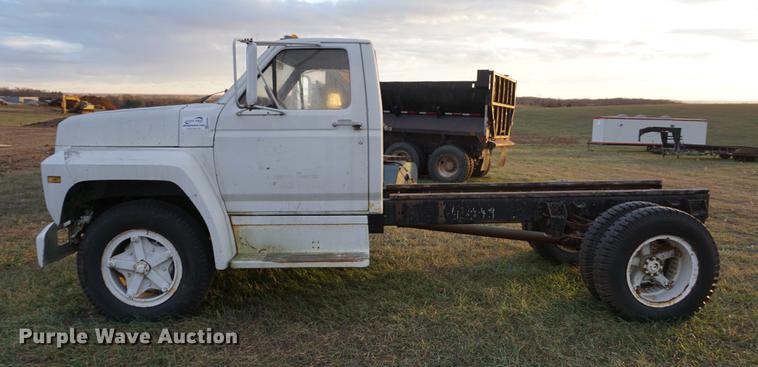 image for item DB0264 1981 Ford F600 truck cab and chassis