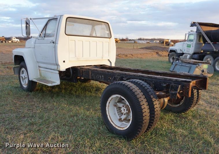 image for item DB0264 1981 Ford F600 truck cab and chassis