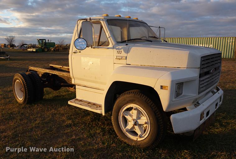 image for item DB0264 1981 Ford F600 truck cab and chassis
