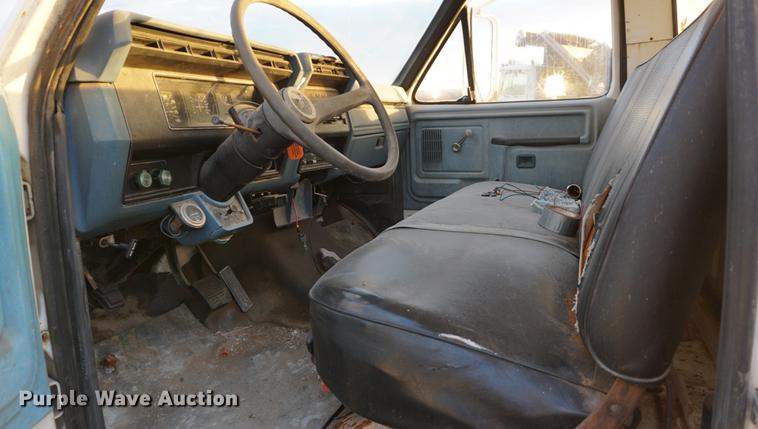 image for item DB0264 1981 Ford F600 truck cab and chassis