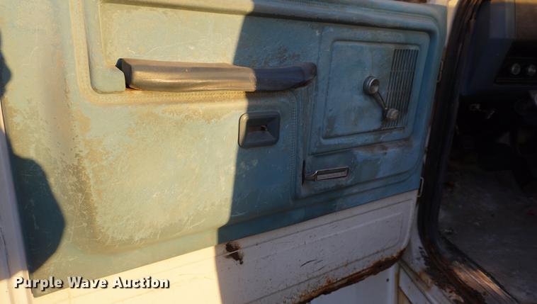 image for item DB0264 1981 Ford F600 truck cab and chassis