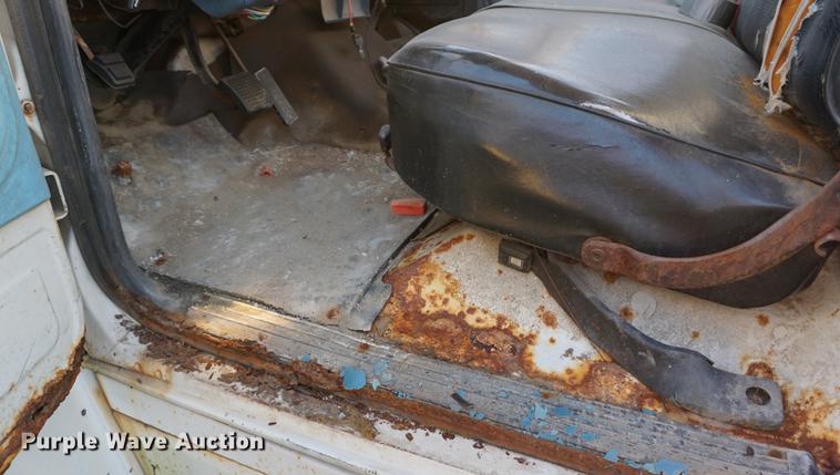 image for item DB0264 1981 Ford F600 truck cab and chassis