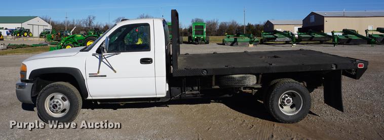 image for item DB0295 2004 GMC Sierra 3500 flatbed pickup truck