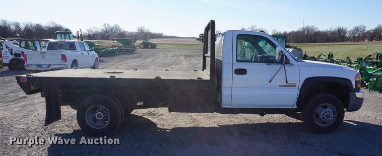 image for item DB0295 2004 GMC Sierra 3500 flatbed pickup truck