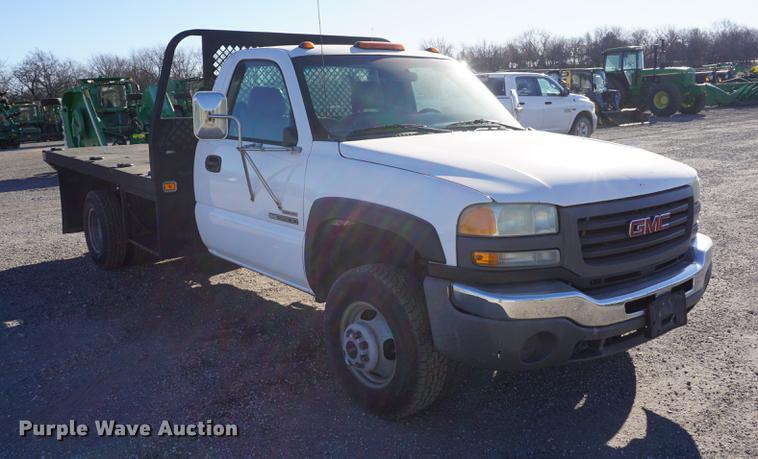 image for item DB0295 2004 GMC Sierra 3500 flatbed pickup truck