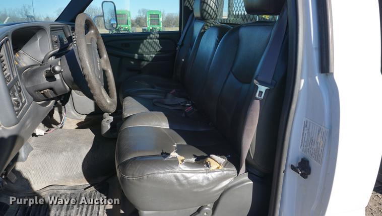 image for item DB0295 2004 GMC Sierra 3500 flatbed pickup truck