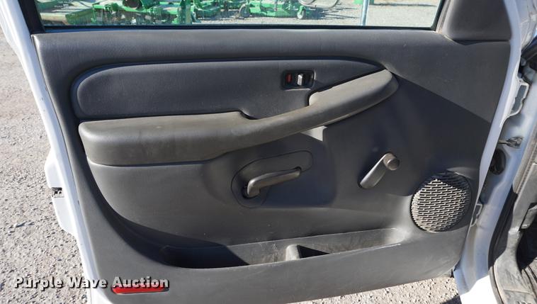 image for item DB0295 2004 GMC Sierra 3500 flatbed pickup truck