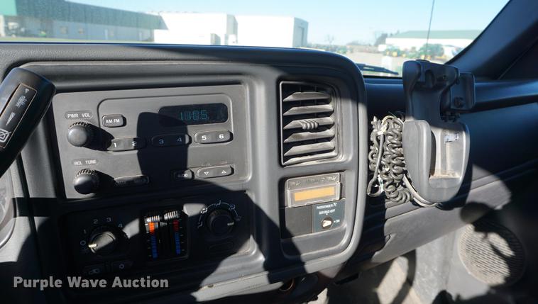 image for item DB0295 2004 GMC Sierra 3500 flatbed pickup truck