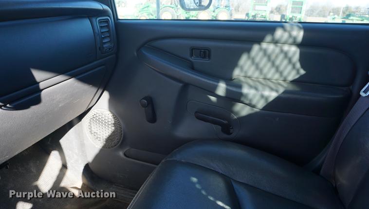 image for item DB0295 2004 GMC Sierra 3500 flatbed pickup truck