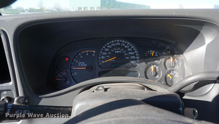 image for item DB0295 2004 GMC Sierra 3500 flatbed pickup truck