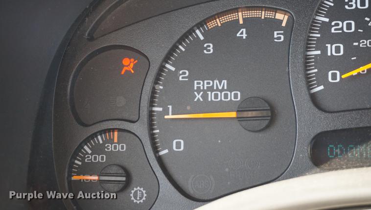 image for item DB0295 2004 GMC Sierra 3500 flatbed pickup truck