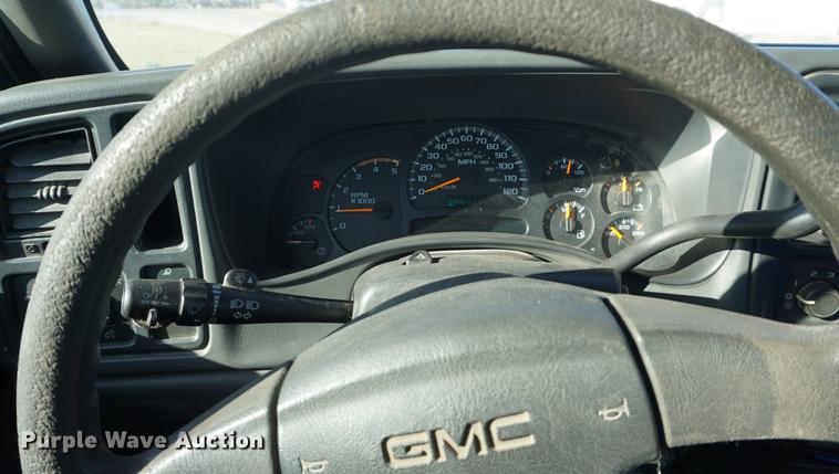 image for item DB0295 2004 GMC Sierra 3500 flatbed pickup truck