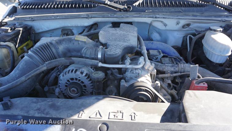 image for item DB0295 2004 GMC Sierra 3500 flatbed pickup truck