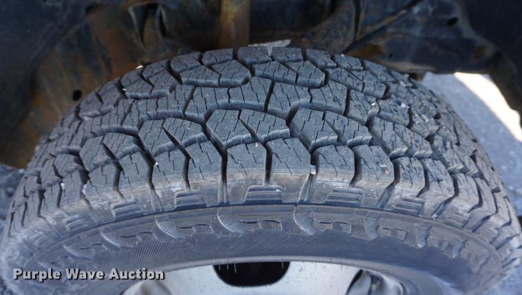 image for item DB0295 2004 GMC Sierra 3500 flatbed pickup truck