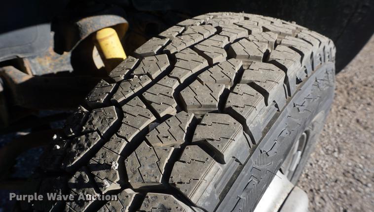 image for item DB0295 2004 GMC Sierra 3500 flatbed pickup truck