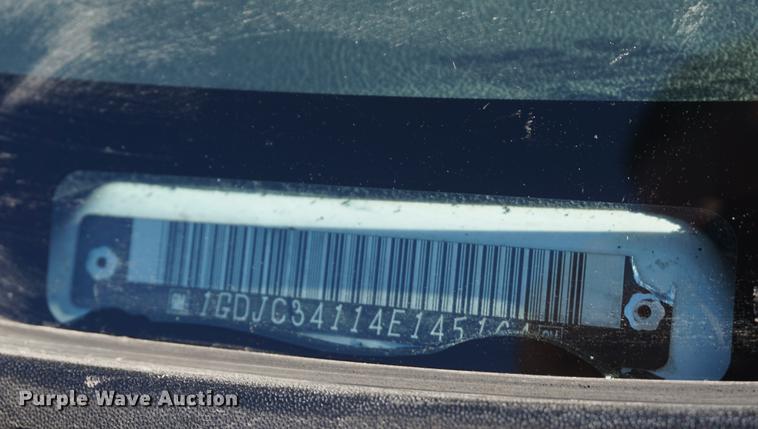 image for item DB0295 2004 GMC Sierra 3500 flatbed pickup truck