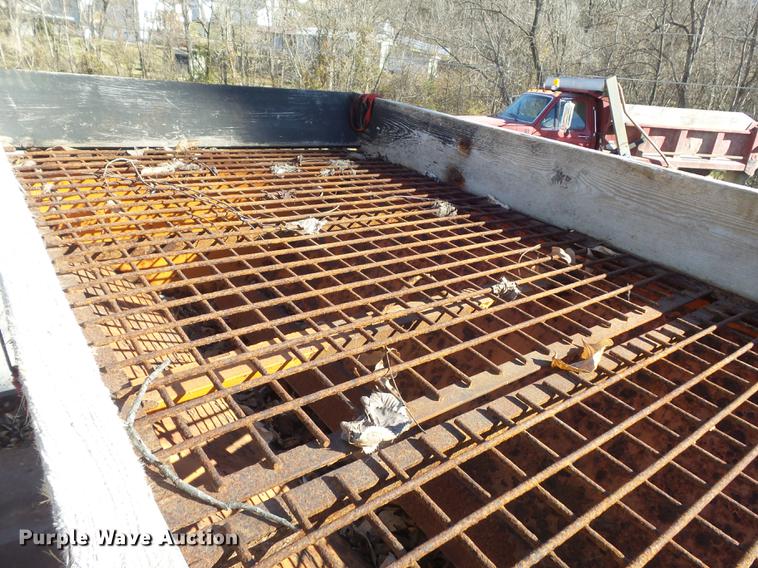 image for item DB6277 2004 Ford F550 Super Duty XL dump truck