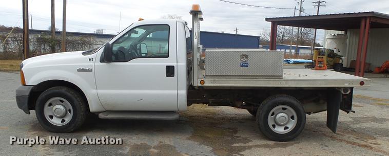 image for item DB7325 2005 Ford F350 Super Duty flatbed pickup truck