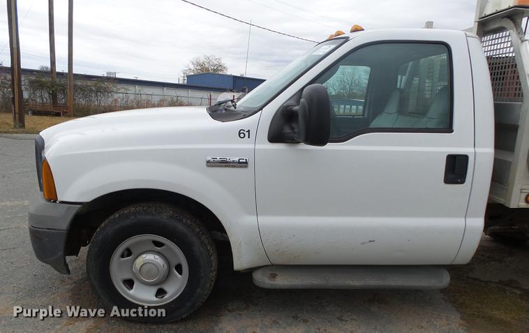 image for item DB7325 2005 Ford F350 Super Duty flatbed pickup truck