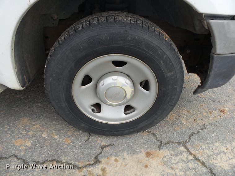 image for item DB7325 2005 Ford F350 Super Duty flatbed pickup truck